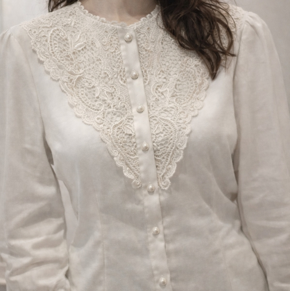 Vintage Victorian style top embroidered lace and small pull, fits size small.
